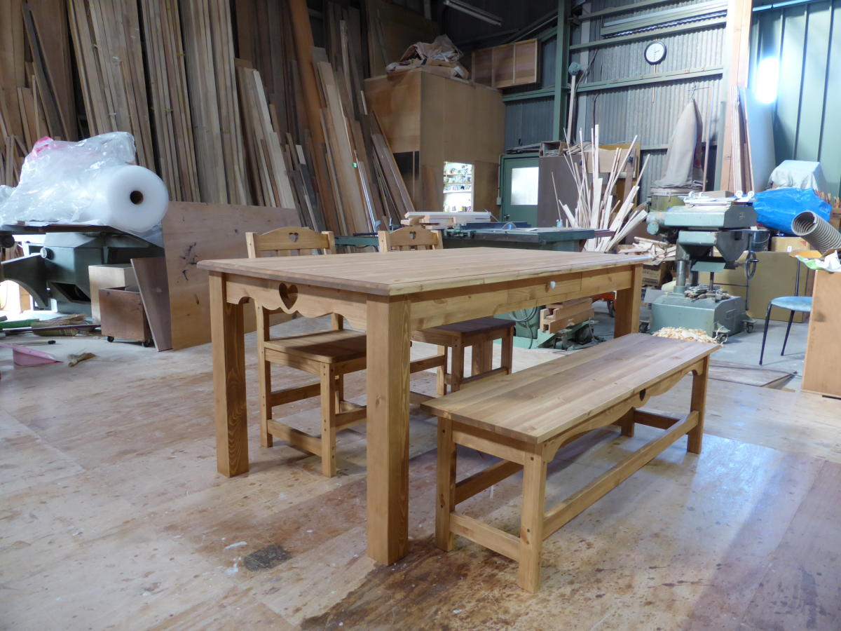 カントリー家具 ハートのダイニングセット