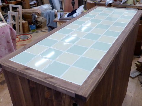 キッチンカウンターのタイルトップ