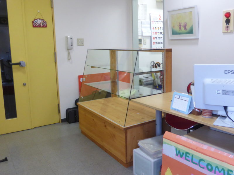 パン屋さんの販売用ガラスショーケース（埼玉県、ドレミパン）