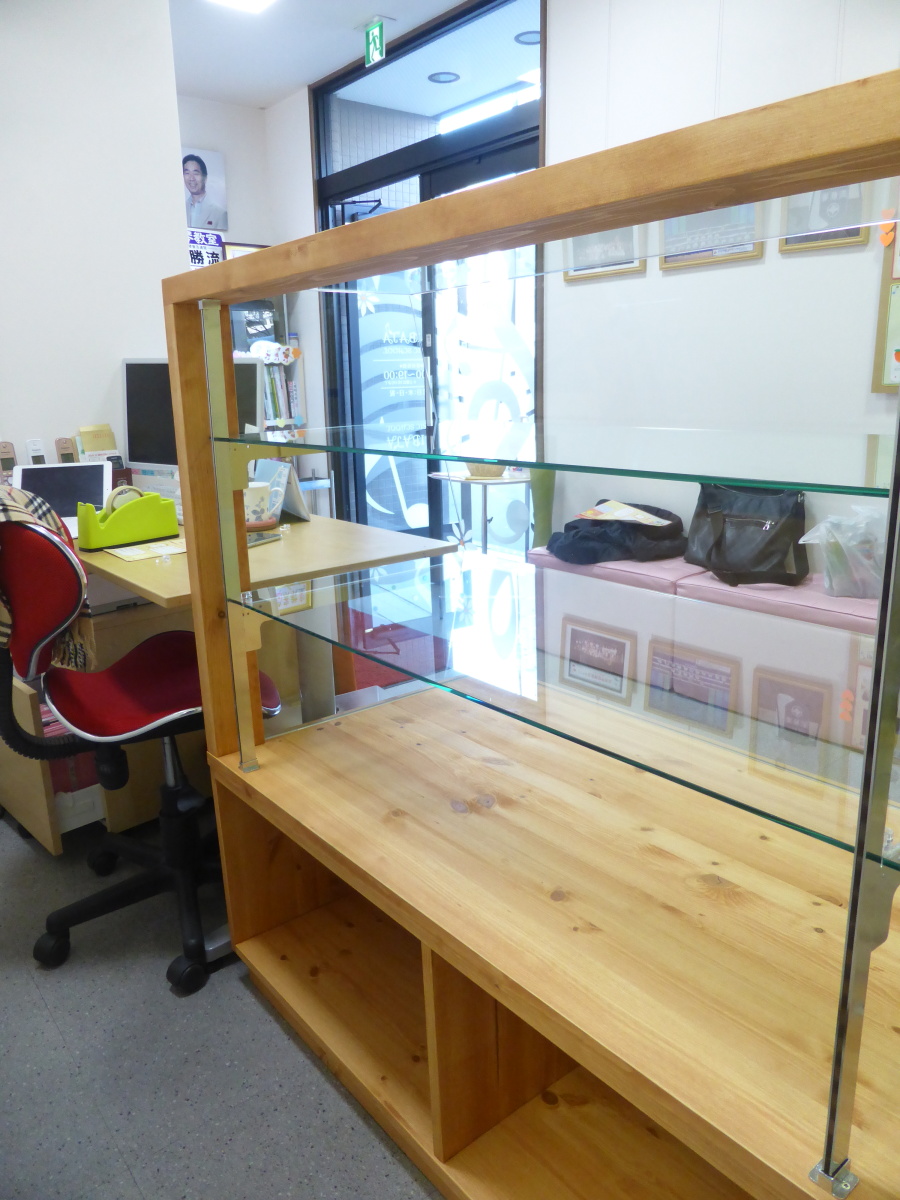 パン屋さんの販売ガラスケース(店員側)