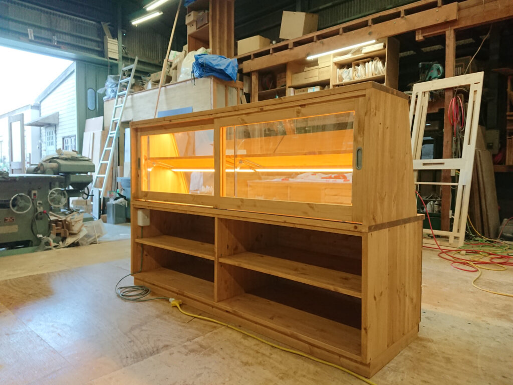 ままごとキッチン型ショーケース背面(LED照明付き)