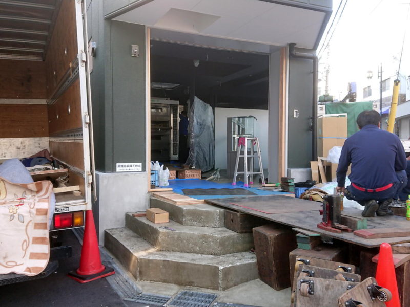 パン屋さんのガラスショーケース搬入の様子