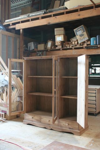 ガラス扉と木製扉の本棚（開時）