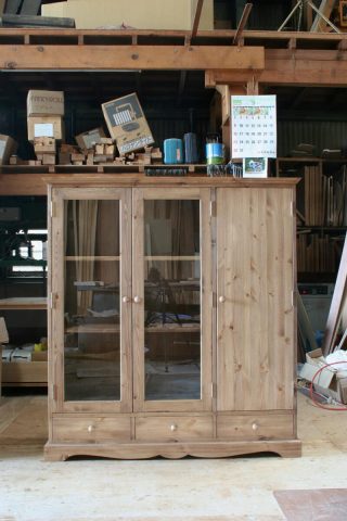 ガラス扉と木製扉の本棚（正面）