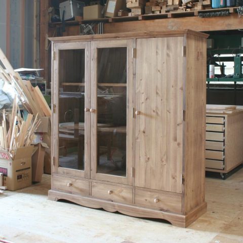 ガラス扉と木製扉の本棚（斜め）