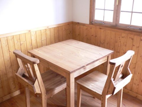 チャーチチェアと2人掛けダイニングテーブル