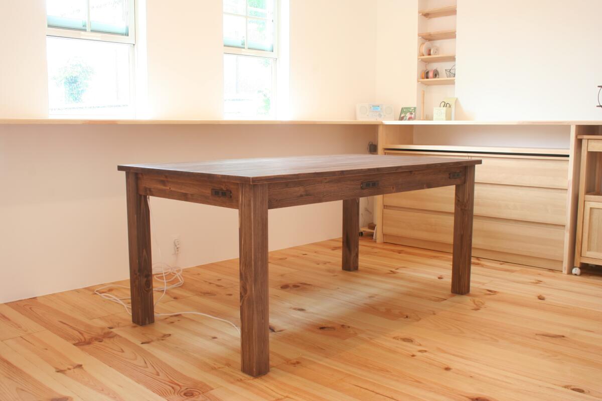 コンセント付きダイニングテーブル(斜め)