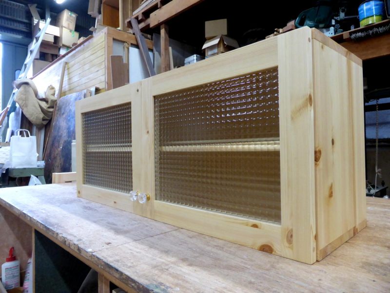 チェッカーガラスのキッチンミニ吊り戸100cm（斜め）