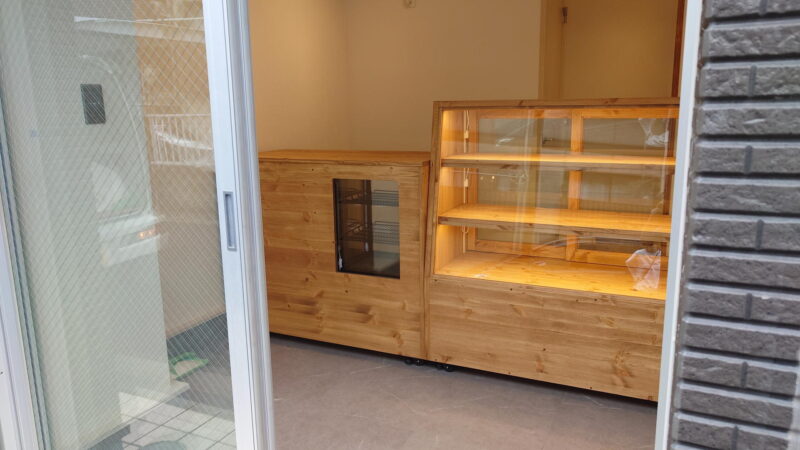 パン屋ショーケースとレジカウンター設置後の店内の様子